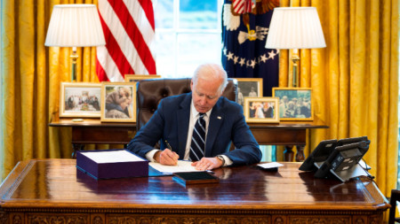 Американският президент Джо Байдън подписа законопроекта за новия пакет от