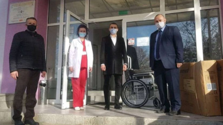 Kırcali Bölge Müftülüğü, Momçilgrad Hastanesine 3 adet tekerlekli sandalye bağışladı.