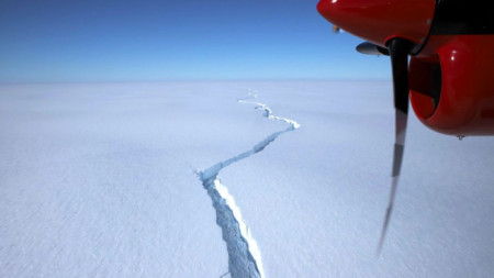Огромен айсберг се откъсна от ледения шелф на Антарктида и