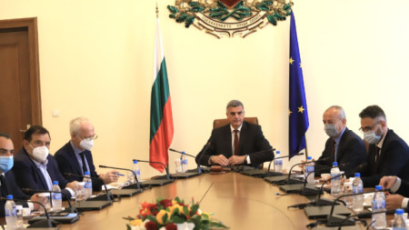 Премиерът Стефан Янев на среща с представители на работодателски организации.