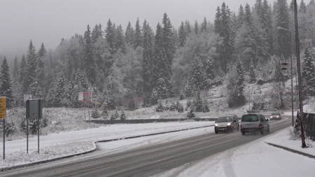 В цялата Смолянска област продължава да вали сняг със слаба