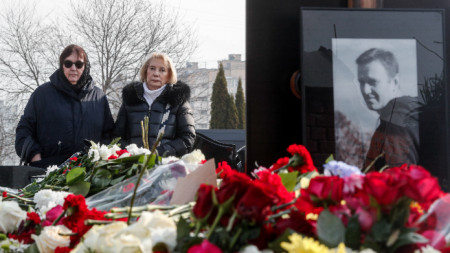 Майката на Алексей Навални - Людмила (вляво) и днес е не гроба на сина си