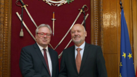 Министърът на отбраната Тодор Тагарев  и посланикът на Франция у нас Н. Пр. Жоел Мейер (вляво).