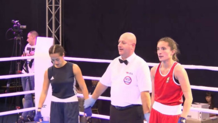 Венелина Поптолева (вдясно) си осигури медал от европейското първенство по бокс за жени