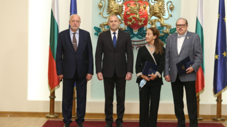 Президентът Радев връчи почетния знак на журналиста Иван Тенев и балерината Вера Кирова.