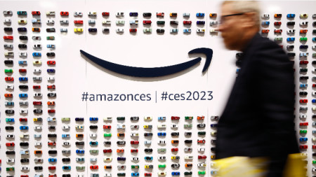 Участник минава покрай дисплей на щанда на Amazon на международното изложение за потребителска електроника 2023 в Лас Вегас, Невада, САЩ, 6 януари 2023