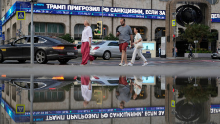 Тръмп заплаши Русия със санкции, е изписано на новинарската лента върху фасадата на руската информационна агенция ТАСС. 14 юли 2025 г.