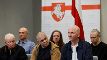 Група от освободените беларуски политически затворници на пресконференция във Вилнюс, със старото знаме на Беларус на заден фон