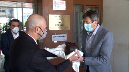 Посланикът на Северна Македония получи пластика на наранено сърце.