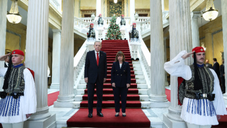 Реджеп Ердоган с гръцката си колежка Катерина Сакеларопулу.