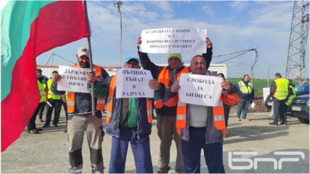 За пет минути пътностроителни фирми от бургаския регион затвориха пътя