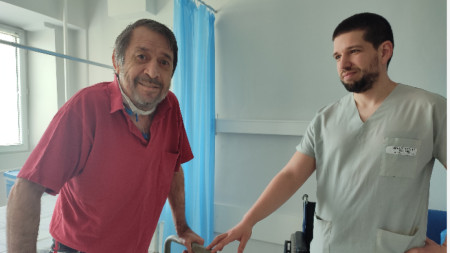 Пациентът Милчо Андреев заедно с един от лекуващите лекари - д-р Даниел Желев. 