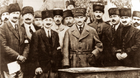 Мустафа Кемал (в средата), Анкара, 1920 г.