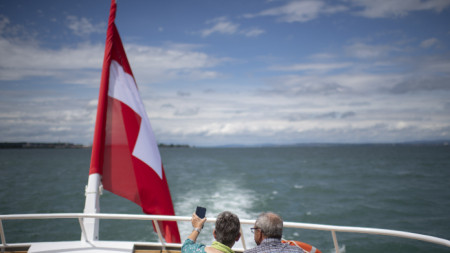 Разходка с лодка в Бодензее, брегът на Швейцария, архив. 