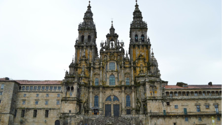 Величествената катедрала в градчето Сантяго де Компостела в Испания