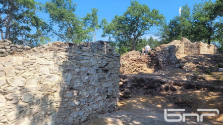 Средновековните кули на крепостта край Храстово