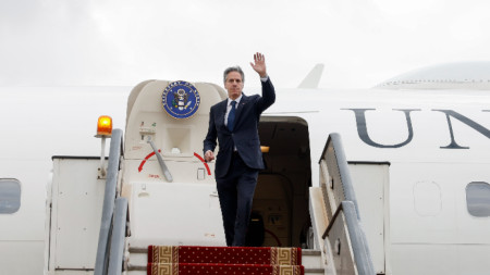 Антъни Блинкън се качва в самолета си в Кайро, за да отпътува към Вашингтон след едноседмичната си обиколка в Близкия изток, 11 януари 2024 г. 