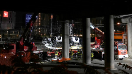 Италиански пожарникари гасят възпламенилия се при падане от естакада в Местре автобус, в който смъртта си намериха 21 души, 4 октомври 2023 г.