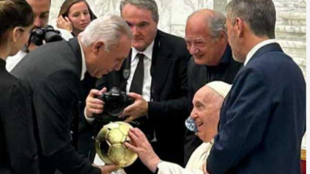 Христо Стоичков подари на Папа Франциск копие от „Златната топка“
