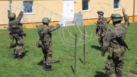 Soldați bulgari în timp de antrenament
