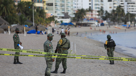 Военни охраняват плаж в Акапулко, Мексико.