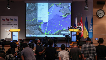 Konteradmiral Özcan Altunbulak spricht über die Route des Schiffes 