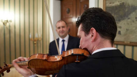 Румен Радев прие днес на „Дондуков“ 2 световноизвестния цигулар Светлин Русев.