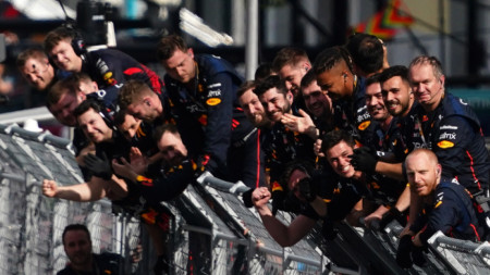 Екипът на Ред Бул се е качил на предпазнаа ограда, за да поздрави Макс Верстапен с третата за сезона победа на тима