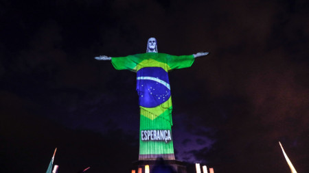 На 3 март статуята в Рио ще бъде осветена в бало, зелено и червено.