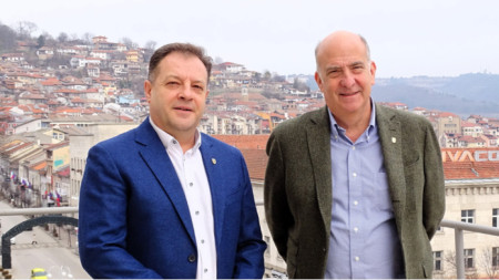 Primarul orașului Veliko Târnovo Daniel Panov și ambasadorul american Kenneth Merton (dreaptă)