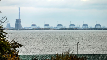 Запорожката атомна електроцентрала (ЗАЕЦ) се вижда от Никопол, Украйна, октомври 2022 г.