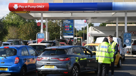 Британското правителство заяви тази сутрин че положението по бензиностанциите се