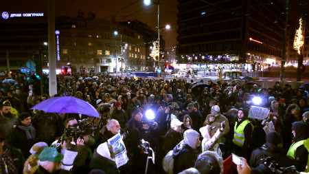 Протестиращи минават по улица в Белград