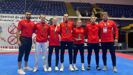 Българският отбор с отличията.