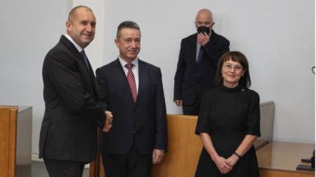 Rumen Radew (l.) und die neuen Verfassungsrichter Janaki Stoilow und Sonja Jankulowa