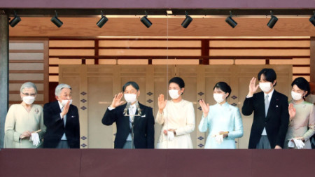 Японското императорско семейство (отляво-надясно): бившата императрица Мичико, бившият император Акихито, император Нарухито, императрица Масако, принцеса Айко, престолонаследниците принц Акишино и принцеса Кико