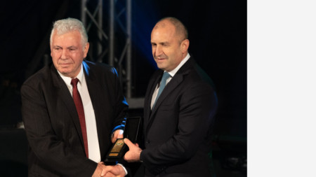 Президентът на България Румен Радев (вдясно) и директорът на 
