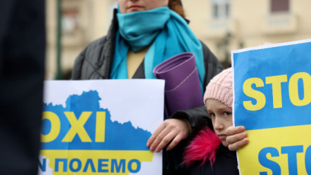 Гърци и украинци протестират в Атина срещу войната в Украйна Гърция