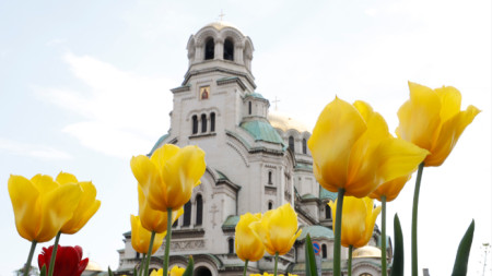 Прилежащите пространства на храмове и църкви в София ще бъдат
