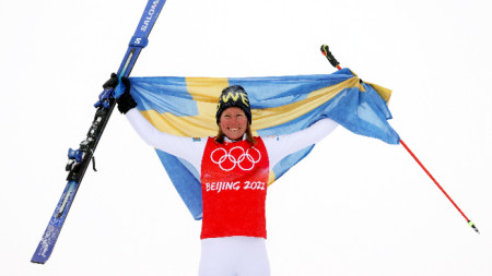 Сандра Неслунд с шведското знаме при награждаването.