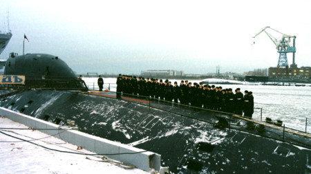Екипаж върху подводница клас „Гепард“ на пристан в Северодвинск през декември 2001 г.