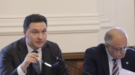 Даниел Митов от ГЕРБ-СДС и Атанас Атанасов от ПП-ДБ на заседанието на парламентарната комисия -  18 май 2023 г.