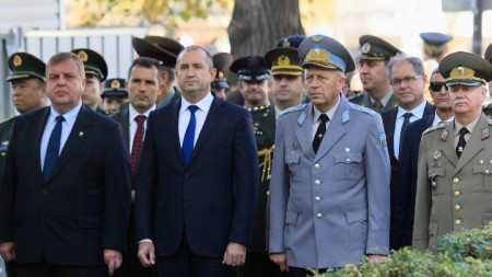 Държавният глава и върховен главнокомандващ Румен Радев прие почетния караул по случай Празника на авиацията и Българските военновъздушни сили. 