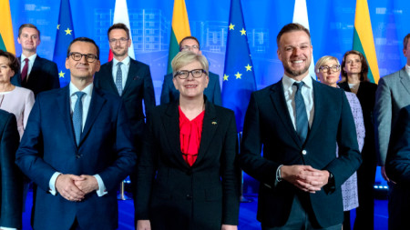 Полският министър-председател Матеуш Моравецки (на преден план вляво), литовският премиер Ингрида Симоните (в центъра), литовският външен министър Габриелиус Лансбергис (вдясно) и други официални лица позират за снимка по време на среща във Вилнюс, Литва, 16 септември 2022 г.
