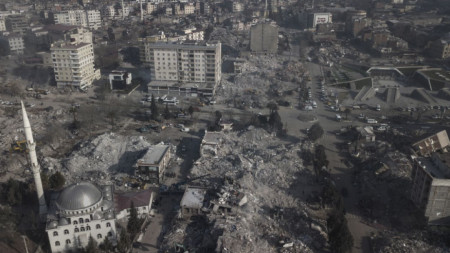 Снимка от дрон показва багери да работят сред руините на срутени сгради в Кахраманмараш, Турция, 14 февруари 2023 г.