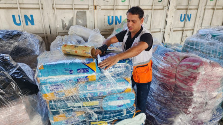 Склад с хуманитарна помощ на Агенцията на ООН за палестинските бежанци в Газа. 