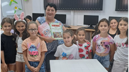 Йонка Господинова с деца в Силистра 