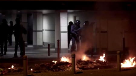 Кадър от видео на Ройтерс за безредиците в парижки предградия в нощта срещу сряда.