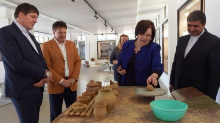 Съветникът по културните въпроси към посолството на Иран Хамид Реза Азади бе впечатлен от керамиката при неотдавнашното си посещение в Националното изложение на занаятите в село Орешак, което също е поканено на форума в Нинбо