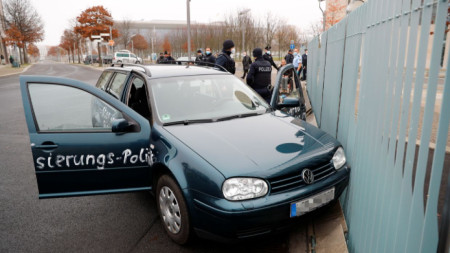 „Спрете политиката на глобализация“ пише върху колата, ударила канцлерството в Берлин.